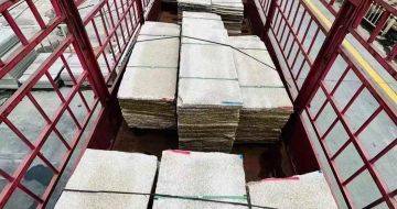 秦皇岛 黄金麻花岗岩荔枝面，光面毛板装车完成