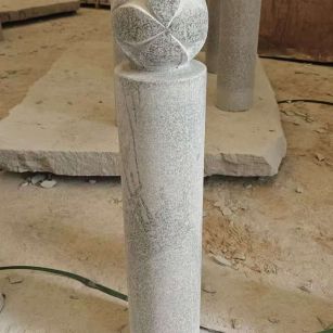 秦皇岛 芝麻白花岗岩石材挡车石柱、停车柱、圆柱挡车柱、方柱挡车柱等