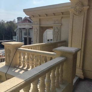 秦皇岛 黄金麻别墅外墙干挂雕花配合阳台栏杆花瓶柱