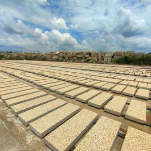 秦皇岛 黄金麻花岗岩荔枝面地铺石防护中