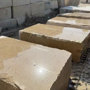 秦皇岛 黄金麻方料堆场洗料分选中，原材料充足