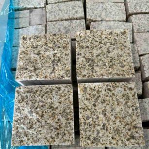 秦皇岛 黄金麻花岗岩自然面小方块，弹石，马蹄石等