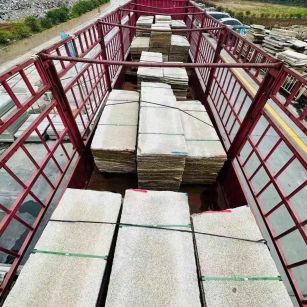 秦皇岛 黄金麻花岗岩荔枝面，光面毛板装车完成