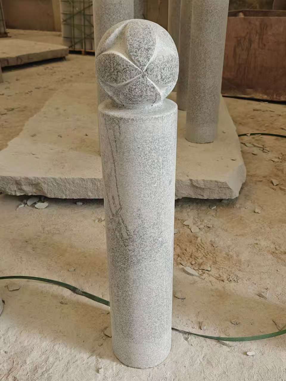 秦皇岛 芝麻白花岗岩石材挡车石柱、停车柱、圆柱挡车柱、方柱挡车柱等