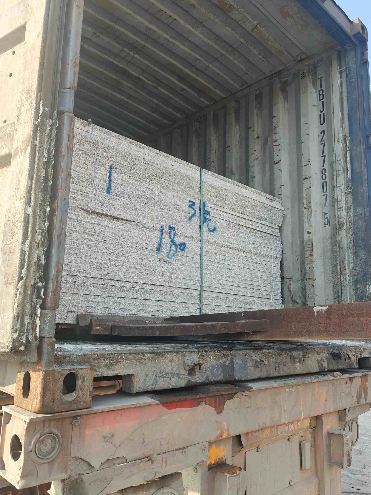 秦皇岛 芝麻白花岗岩石材3.0公分光面毛板装柜出货