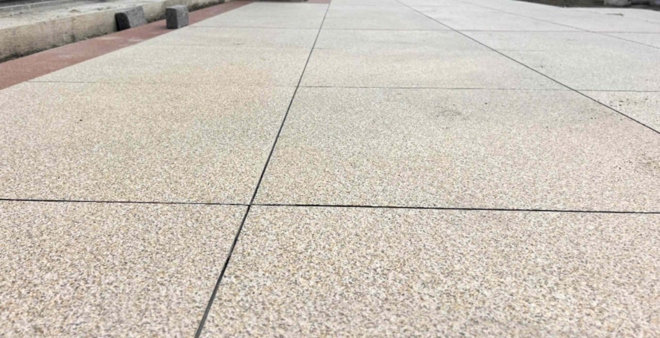 秦皇岛 黄金麻花岗岩石板材荔枝面地面铺装效果