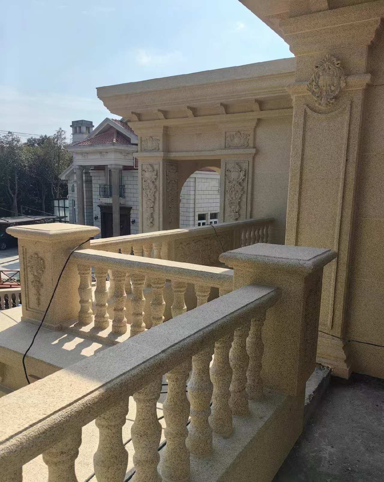 秦皇岛 黄金麻别墅外墙干挂雕花配合阳台栏杆花瓶柱