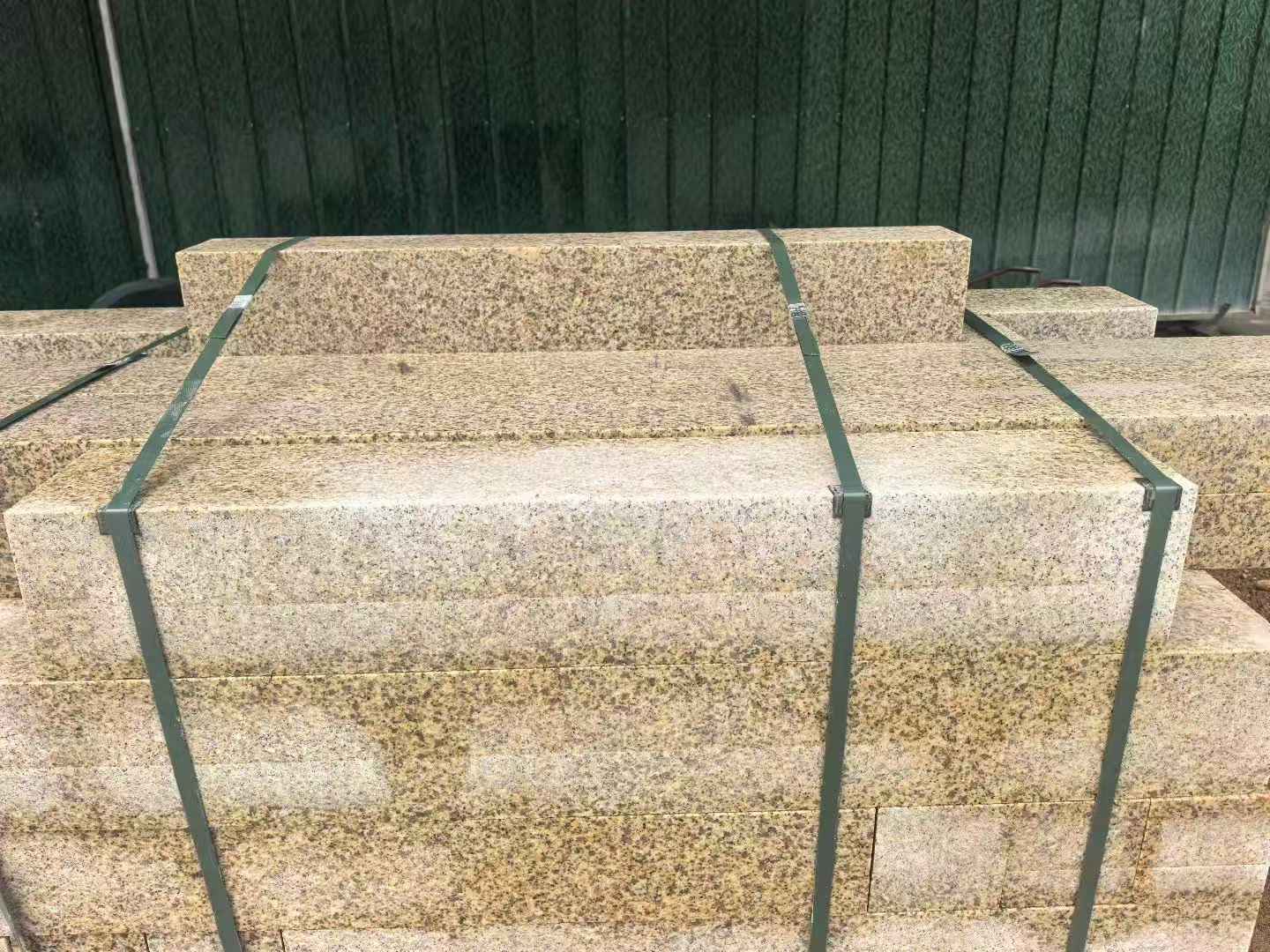 秦皇岛 黄金麻花岗岩石材机切面栏杆料半成品