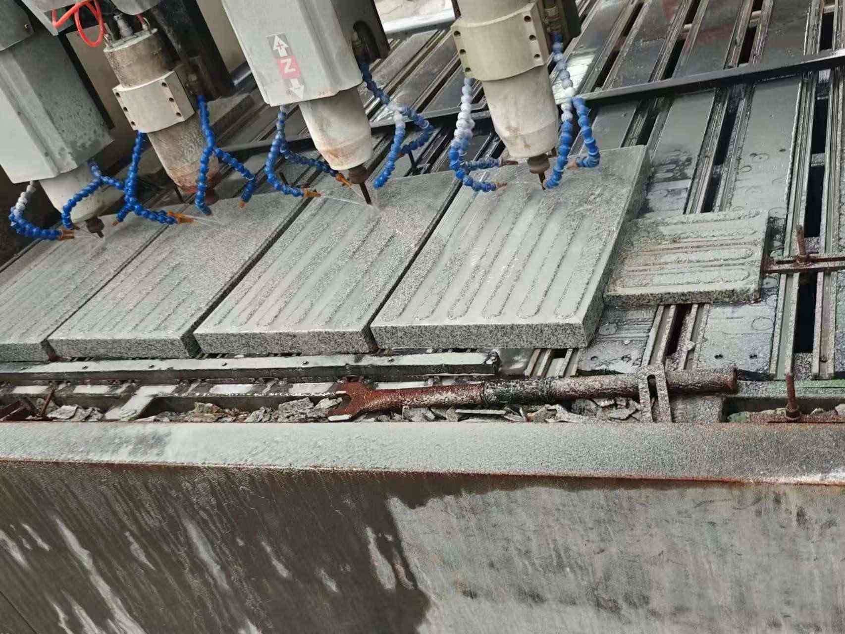 秦皇岛 芝麻白花岗岩荔枝面盲道雕刻