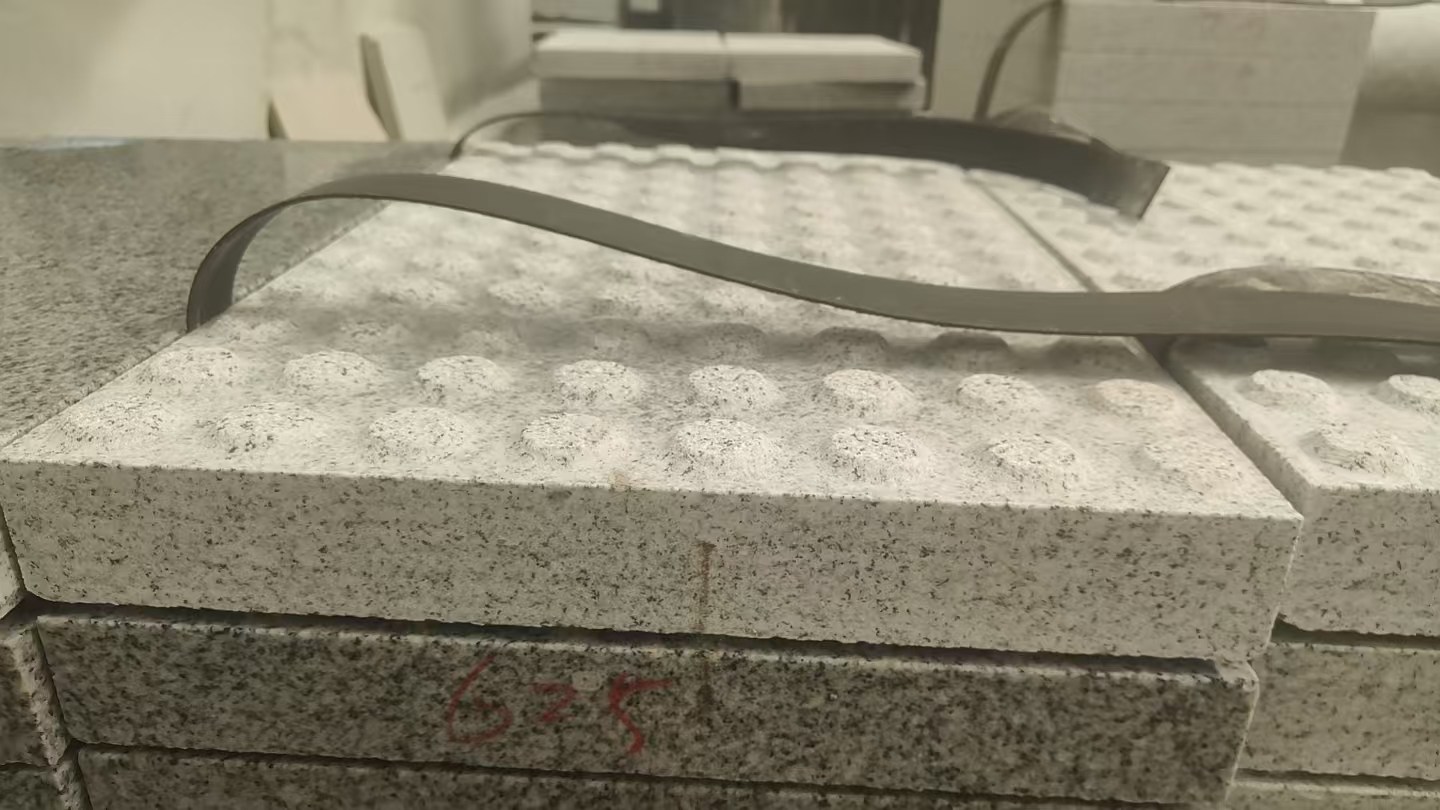 秦皇岛 芝麻白花岗岩6.0公分荔枝面五轴加工雕刻盲点