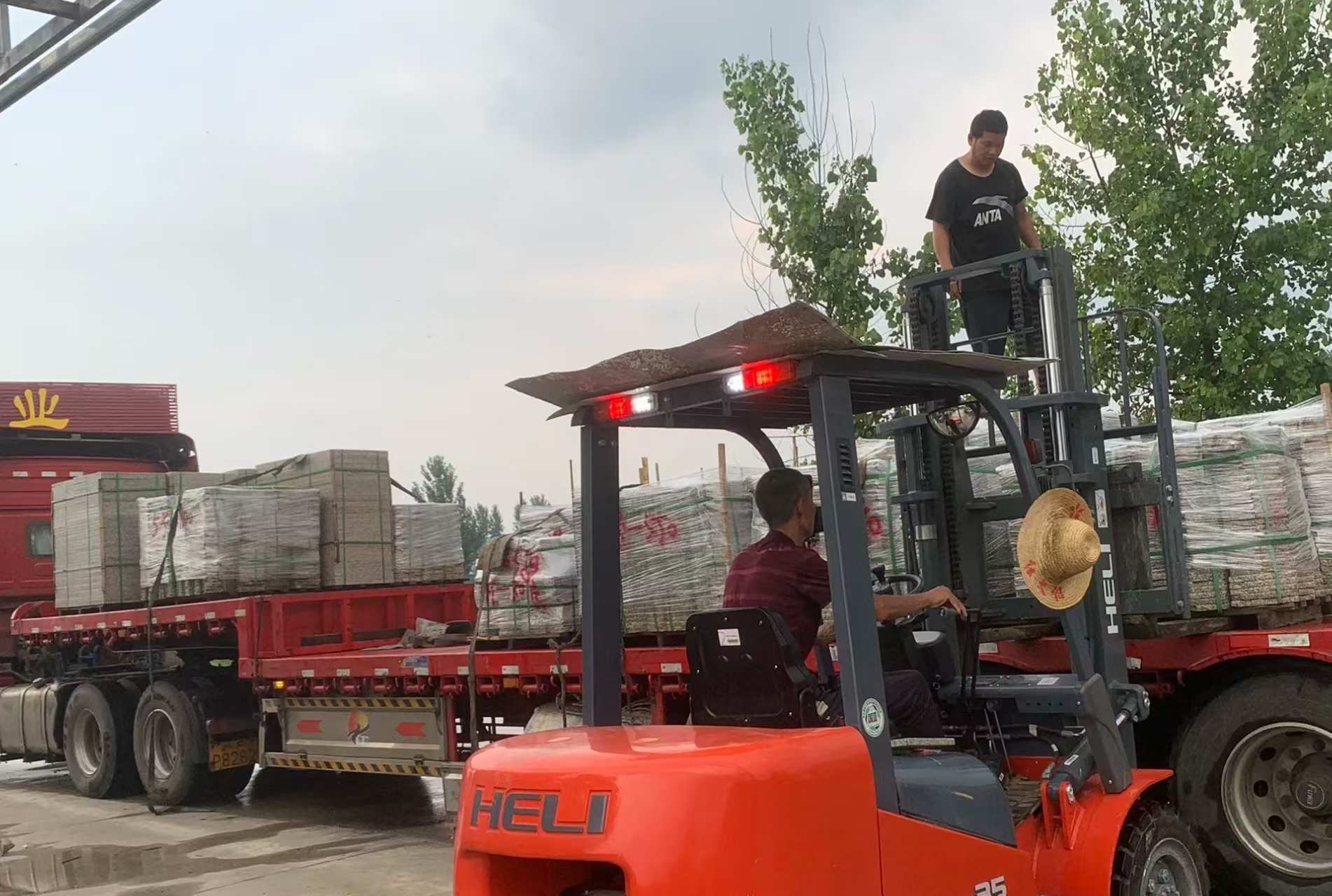 秦皇岛 黄金麻冰裂纹，地铺石装车