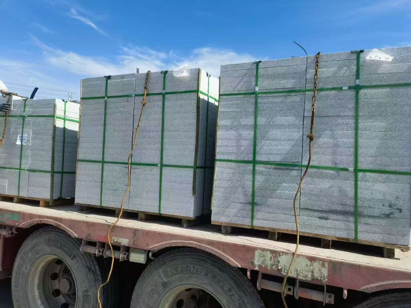 秦皇岛 芝麻白花岗岩地铺石装车日常