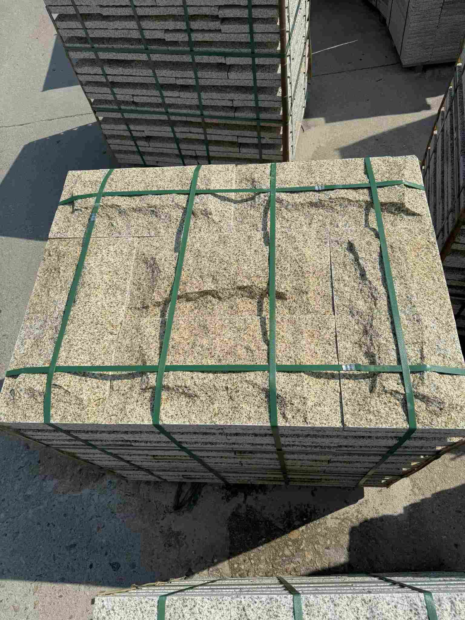 秦皇岛 黄金麻花岗岩石材自然面蘑菇石成品