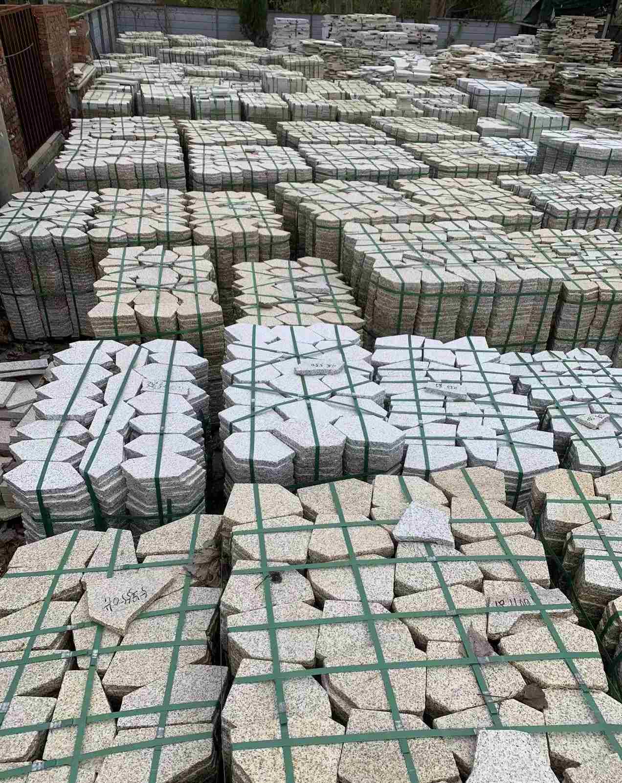 秦皇岛 黄金麻白麻花岗岩荔枝面地铺石(冰裂纹)