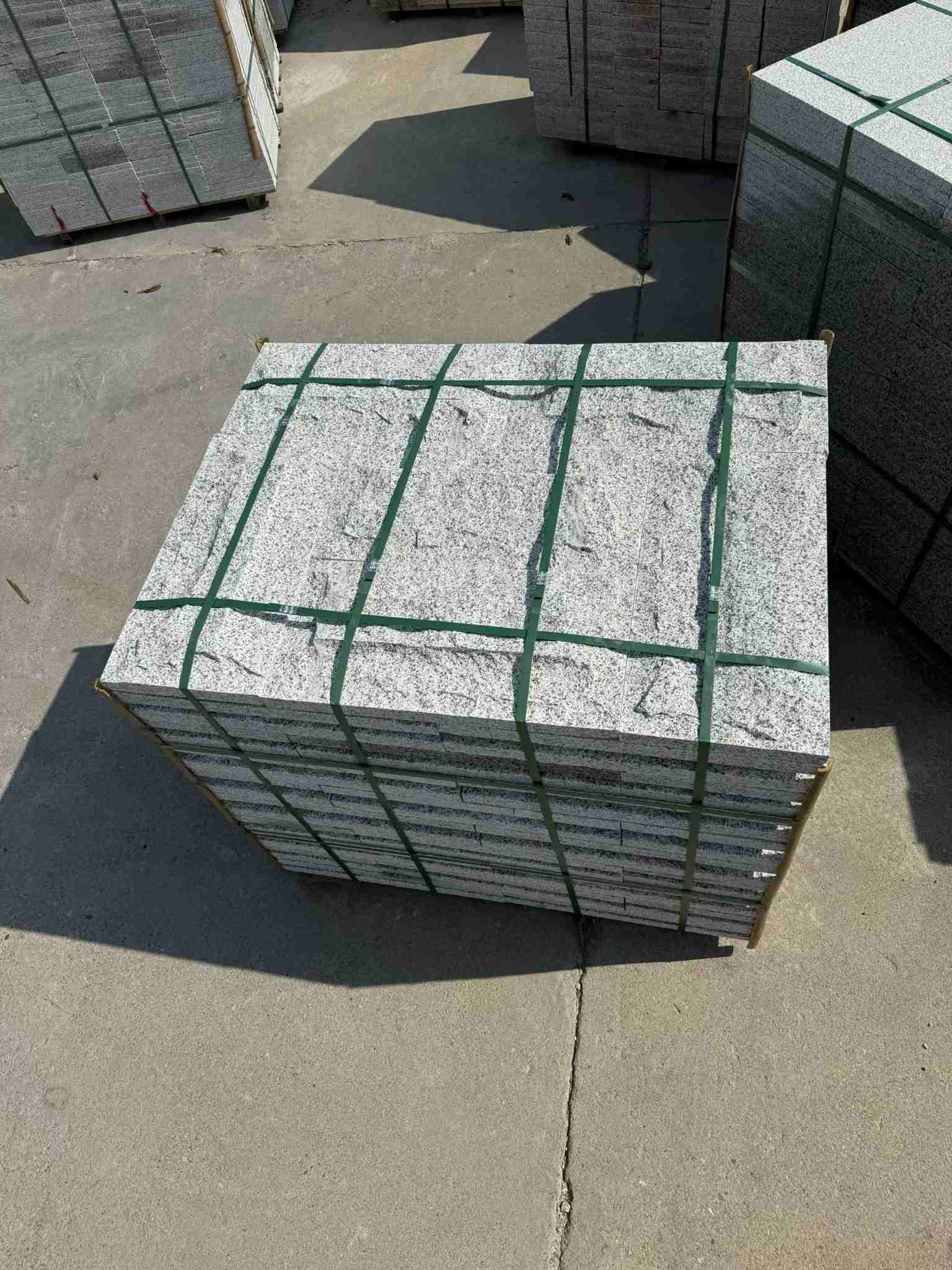 秦皇岛 白麻花岗岩石材自然面蘑菇石成品