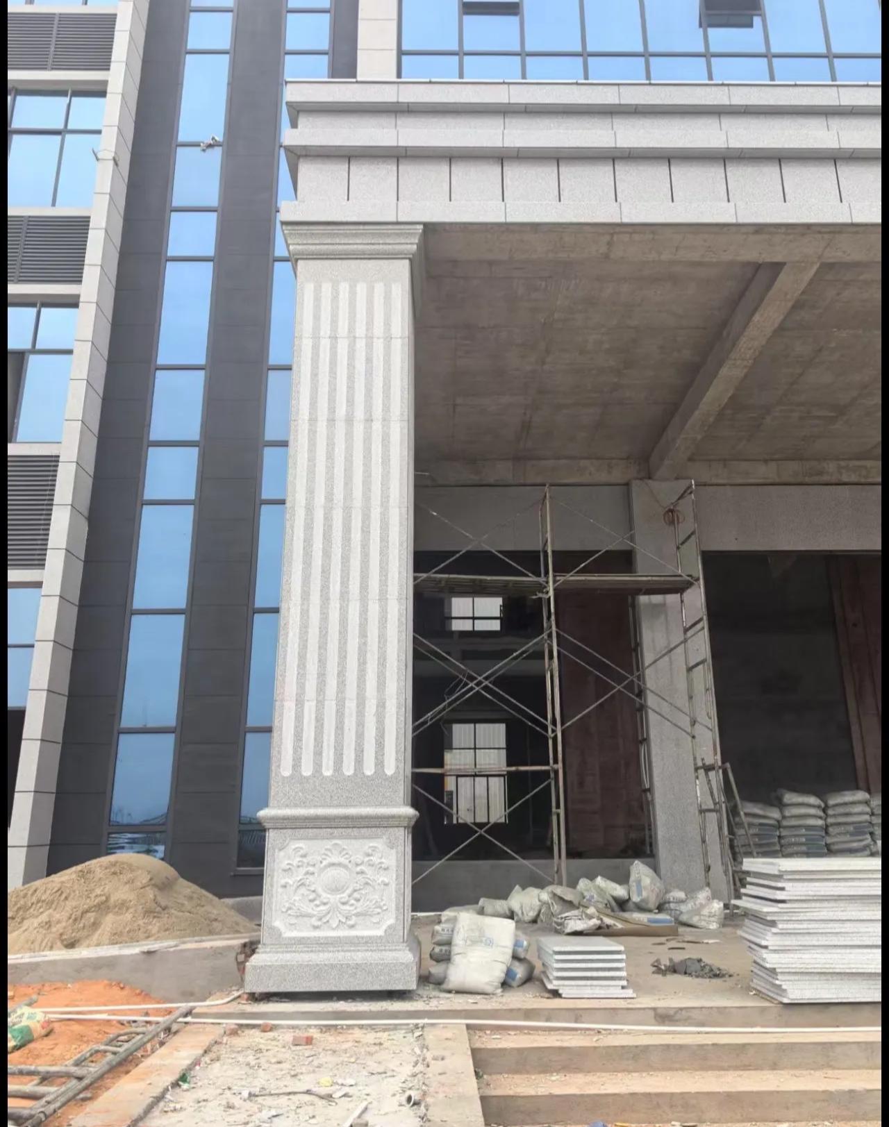 秦皇岛 芝麻白光面花岗岩门楼大柱（罗马柱）配雕花底座