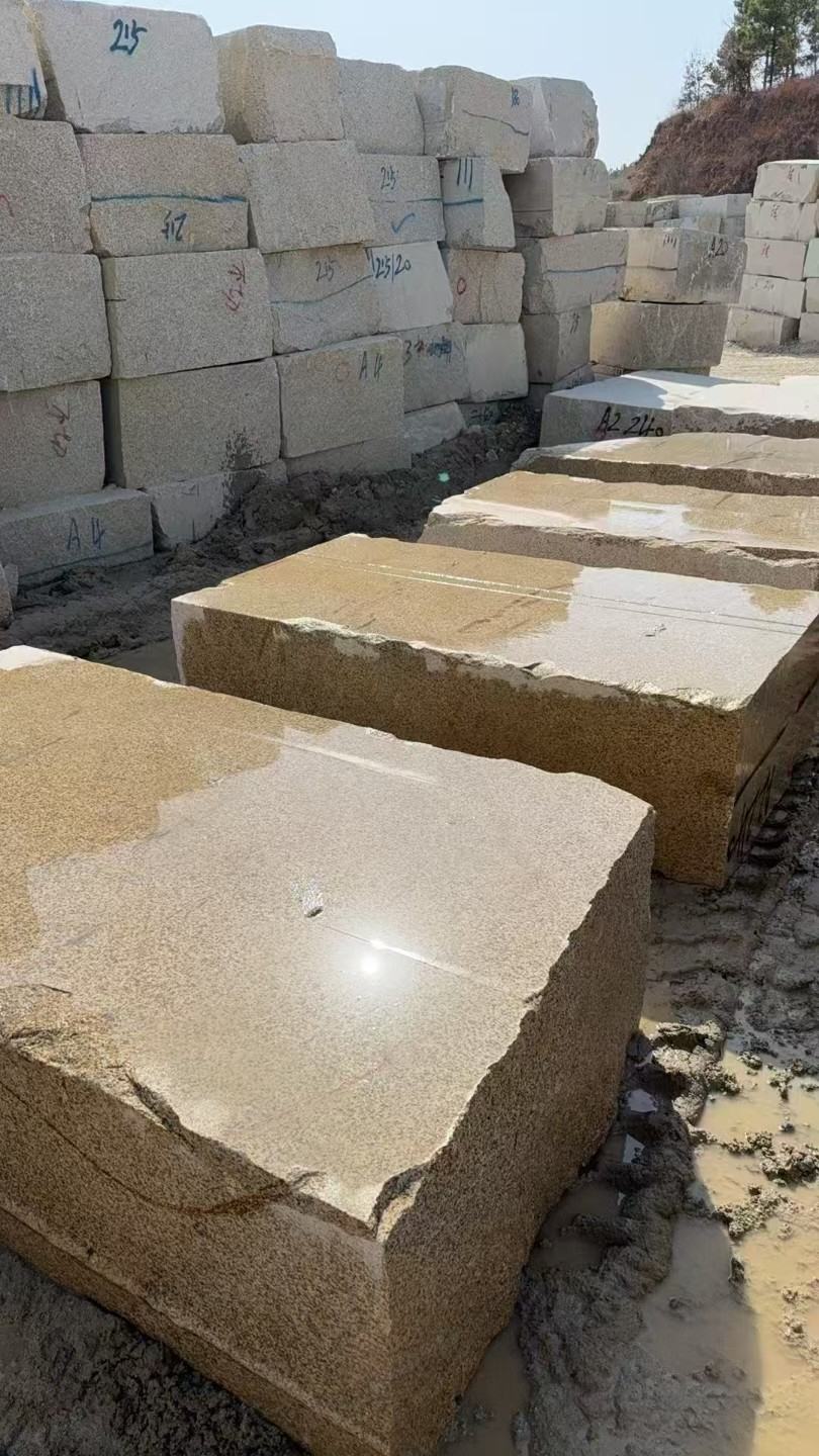 秦皇岛 黄金麻方料堆场洗料分选中，原材料充足