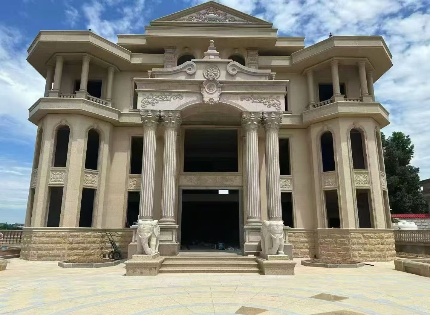 秦皇岛 黄金麻别墅外墙干挂，大柱，大象，蘑菇石，雕花板