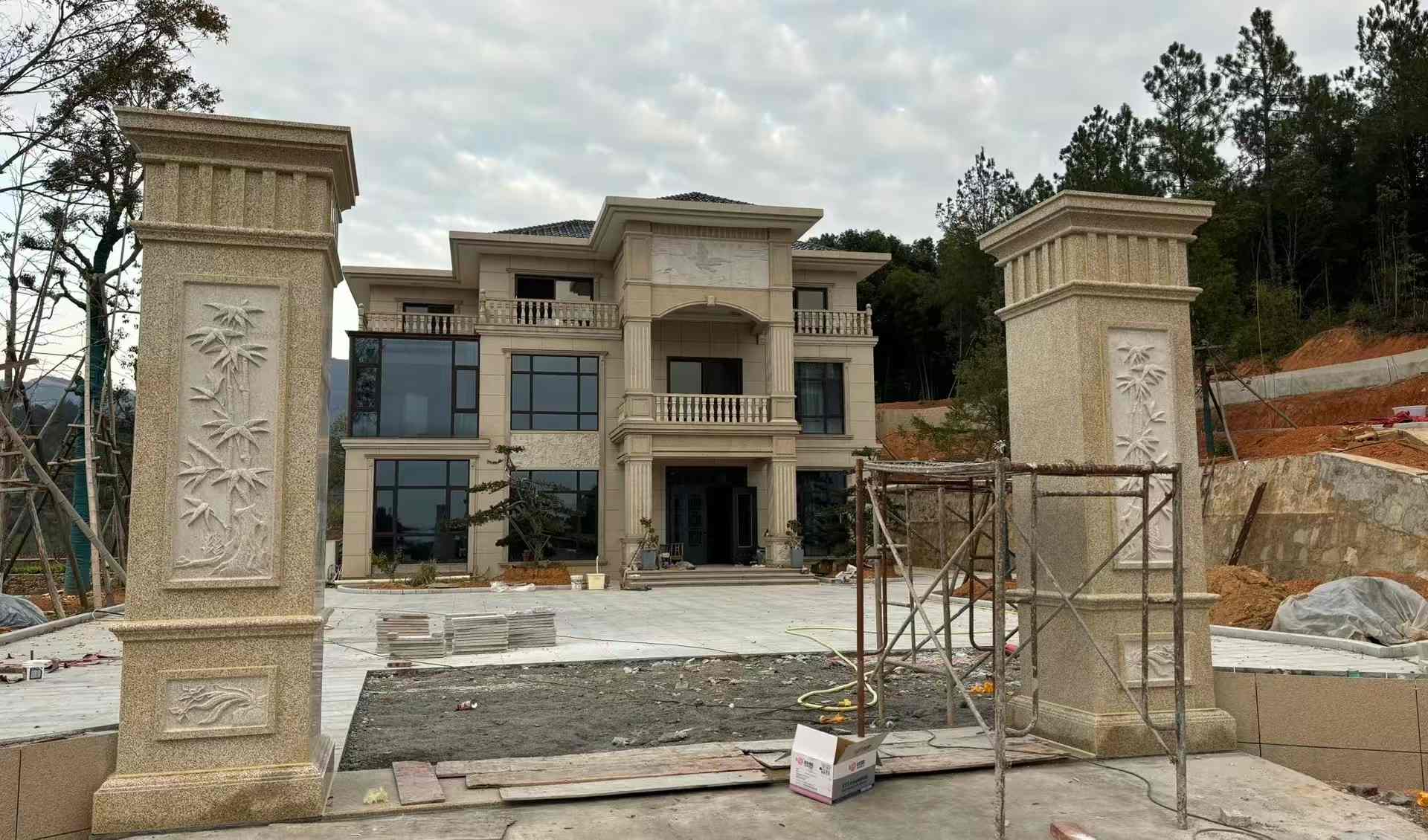 秦皇岛 黄金麻花岗岩别墅雕花外墙干挂配上门口雕花罗马柱