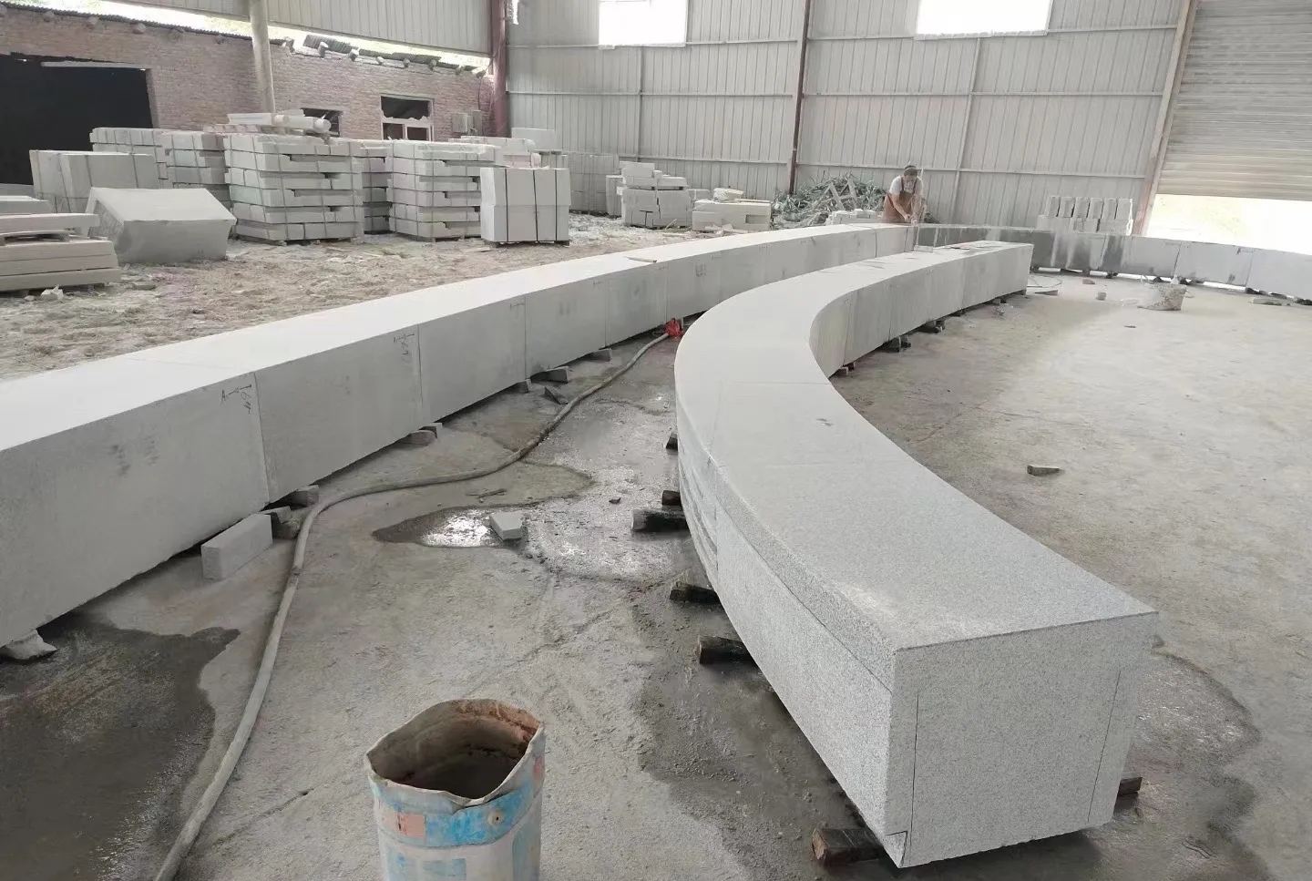 秦皇岛芝麻白花岗岩石板材 园林光面弧形坐凳