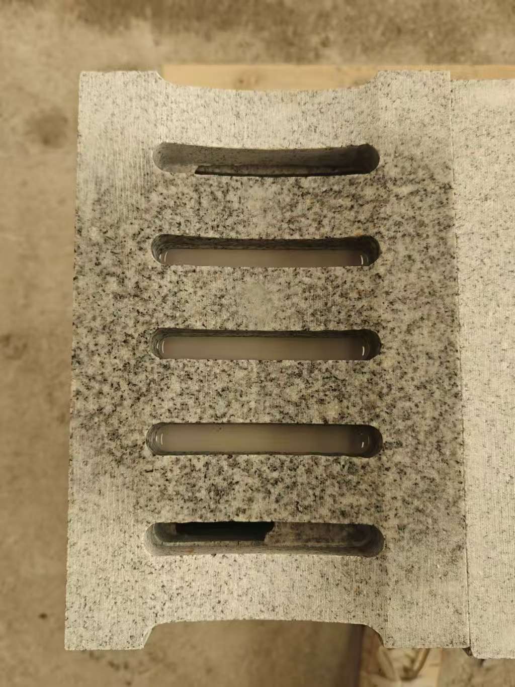 秦皇岛 芝麻白拉丝面花岗岩U型开槽排水槽