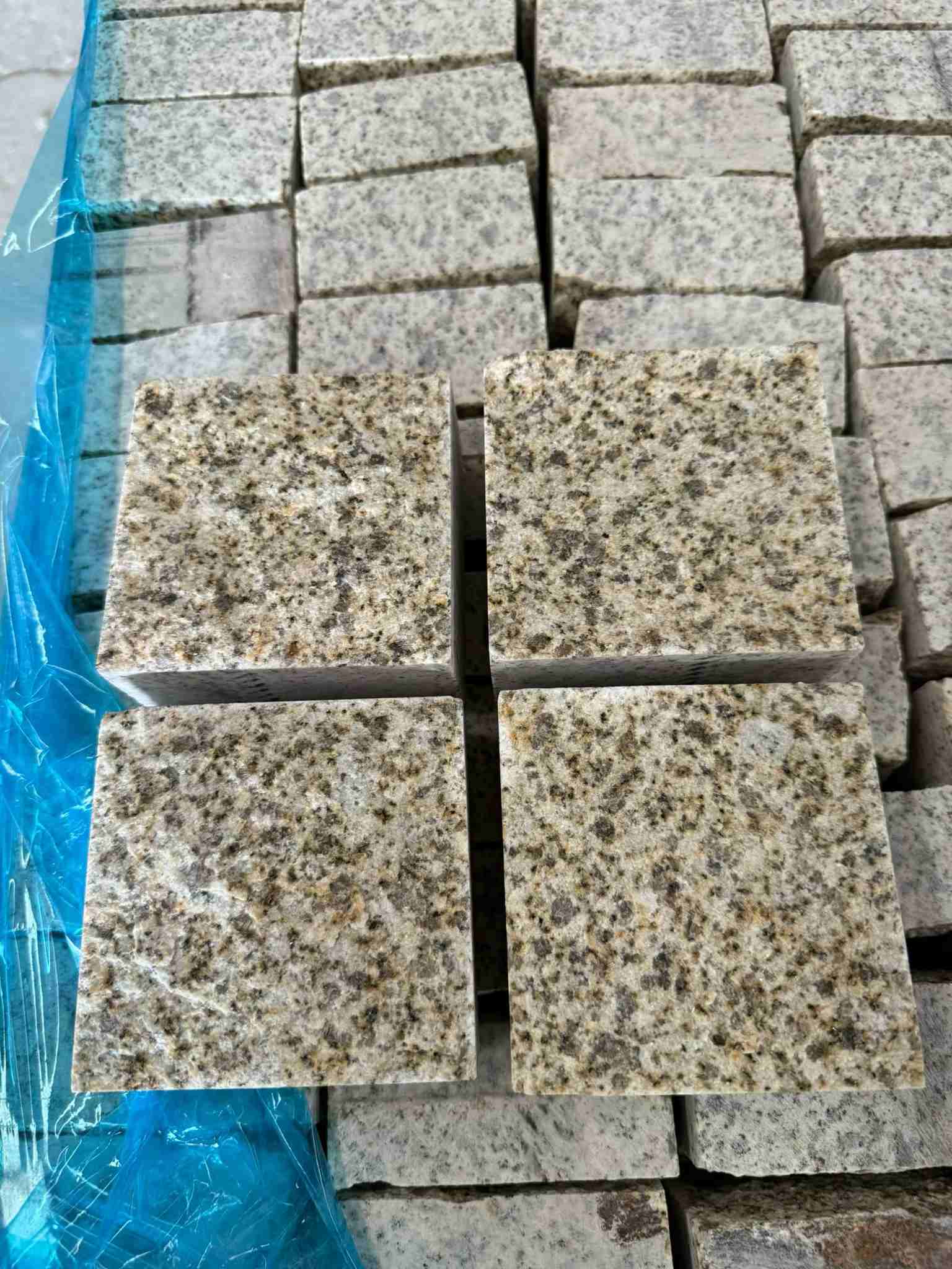 秦皇岛 黄金麻花岗岩自然面小方块，弹石，马蹄石等