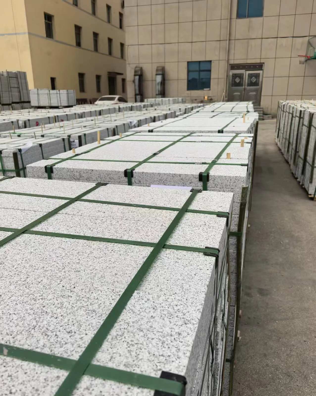 秦皇岛 白麻花岗岩5.0公分荔枝面地铺石