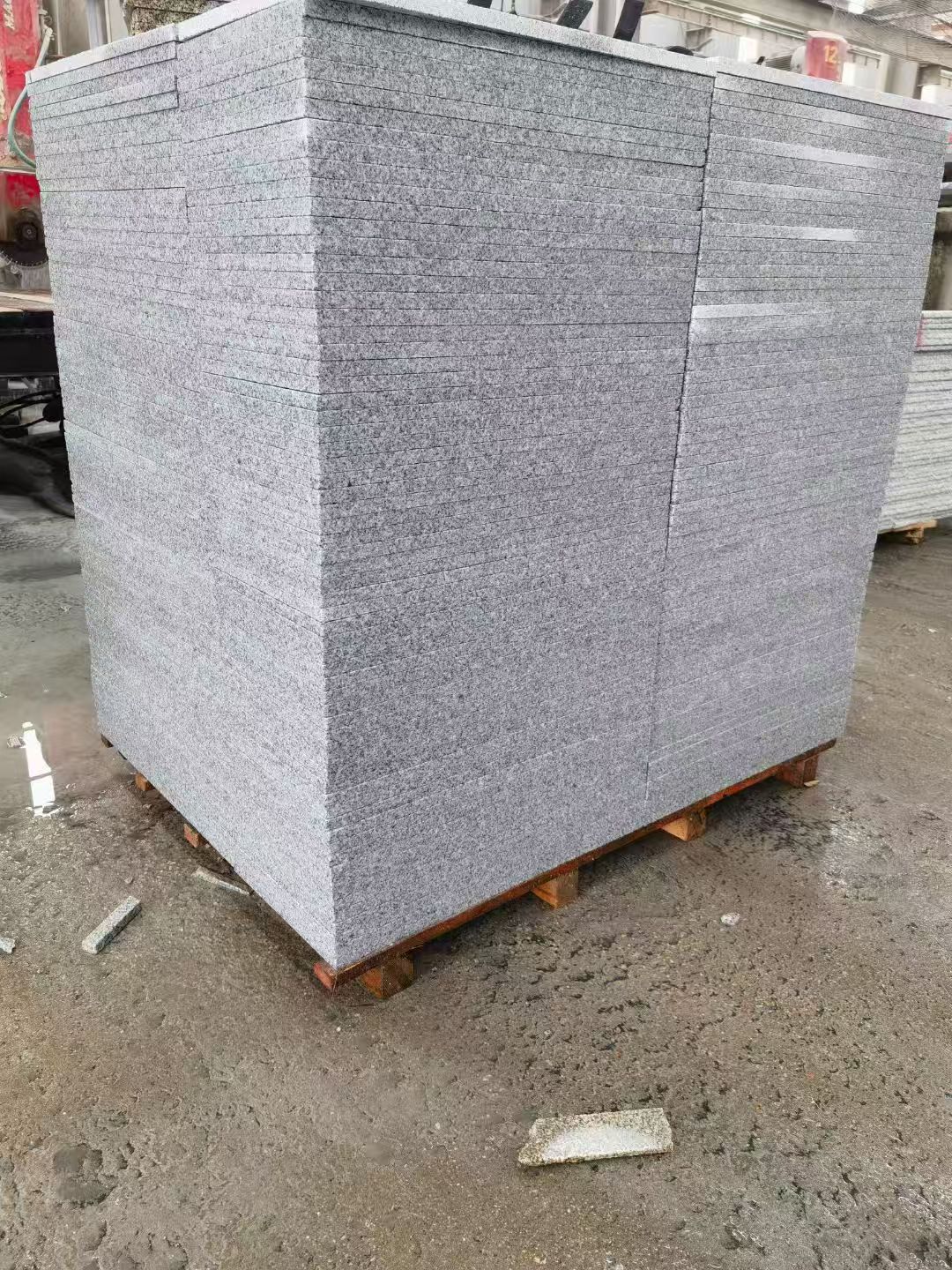 秦皇岛 芝麻白火烧面1.8厚300*600地铺石，尺寸标准，厚薄均匀