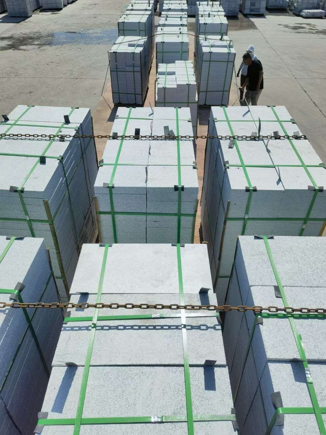 秦皇岛 芝麻白花岗岩5公分地铺石 花岗岩厂家工厂装车日常